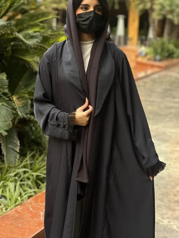 Crepe abaya with long cuts and elegant ruffles on the sleeves. With Tarha. Dark gray (available in several colors)