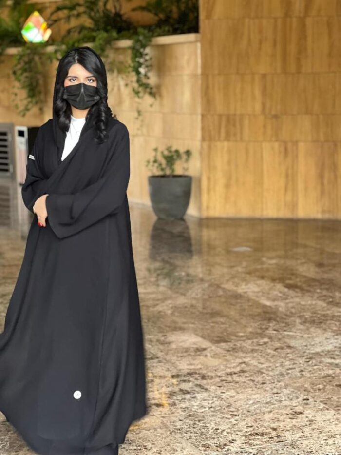 Cool summer abaya in plain crepe fabric with a straight cut. With Tarha. black (available in several colors)