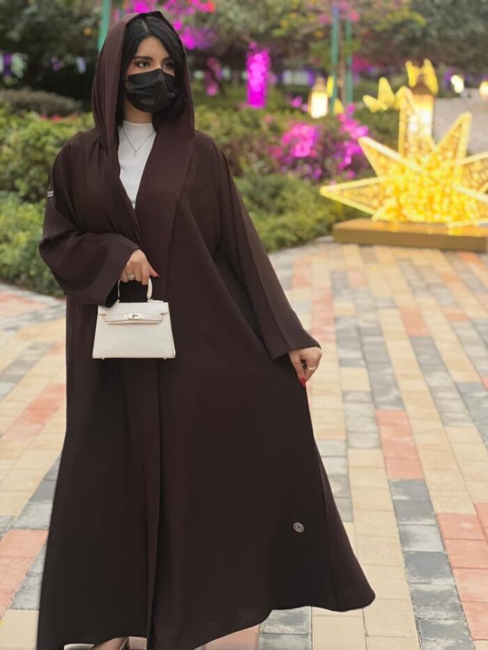 Cool summer abaya in plain crepe fabric with a straight cut. With Tarha. Dark brown (available in several colors).