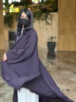 Cool summer abaya in plain crepe fabric with a straight cut. With Tarha. Dark purple (available in several colors).