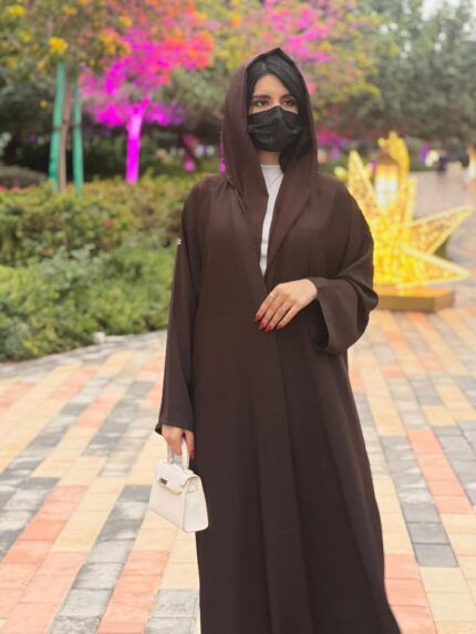 Cool summer abaya in plain crepe fabric with a straight cut. With Tarha. Dark brown (available in several colors).