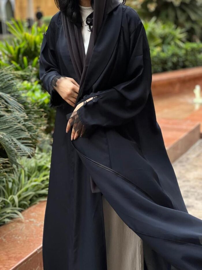 Crepe abaya with long cuts and elegant ruffles on the sleeves. With Tarha. Dark gray (available in several colors)