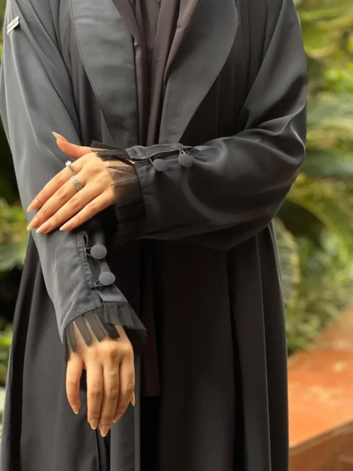 Crepe abaya with long cuts and elegant ruffles on the sleeves. With Tarha. Dark gray (available in several colors)