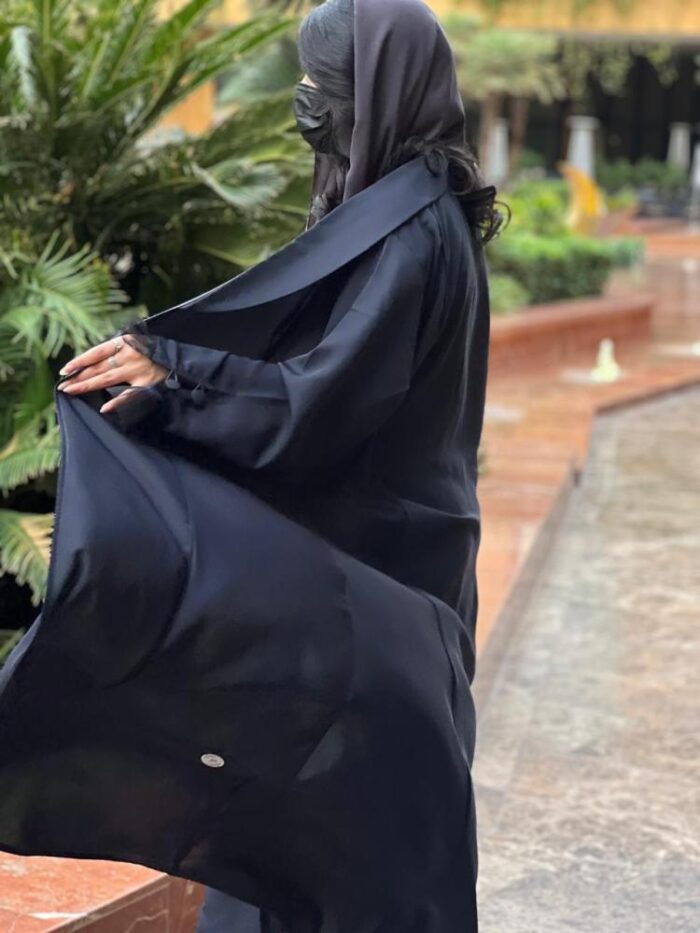 Crepe abaya with long cuts and elegant ruffles on the sleeves. With Tarha. Dark gray (available in several colors)