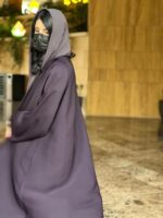 Cool summer abaya in plain crepe fabric with a straight cut. With Tarha. Dark purple (available in several colors).